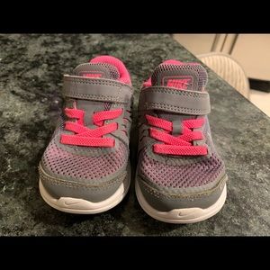 Toddler Nike flex tennis shoes size 5c